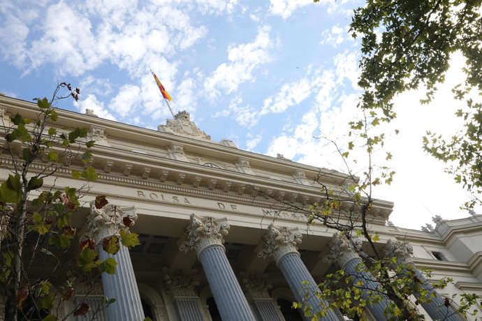 Exterior del Palacio de la Bolsa, a 21 de octubre de 2021, en Madrid (España). El Ibex 35 amanece este jueves con una caída del 0,82%, lo que ha llevado al selectivo a situarse a primera hora de la mañana en los 8.943, 5 enteros, en una jornada marcada 