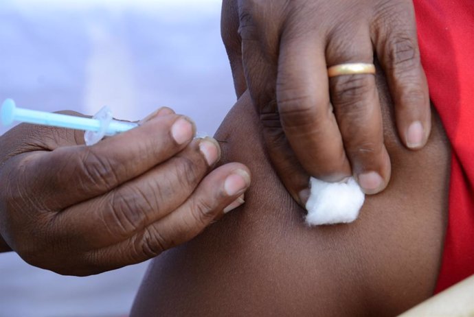 Archivo - March 9, 2021, Nairobi, Kenya: A healthcare worker administers an Oxford/AstraZeneca COVID-19 vaccine to her colleague at Mutuini Hospital in Nairobi. .Kenya on March 3, 2021 received its first batch of 1.02 million doses of Oxford/AstraZeneca