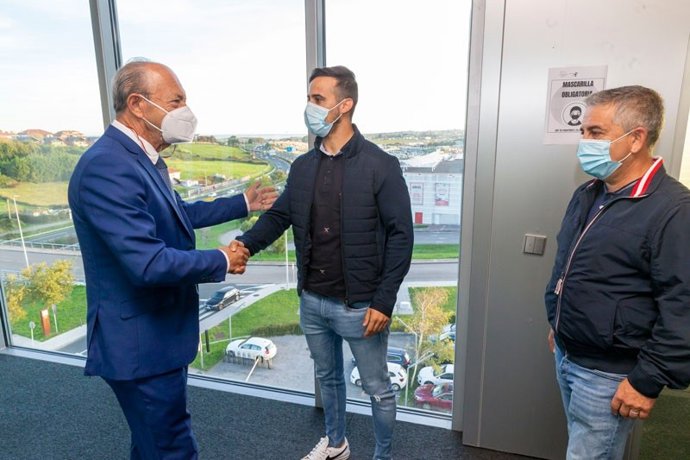 El consejero de Turismo, Javier López Marcano, y el alcalde de Hazas de Cesto, Alejandro Llano, en la reunión