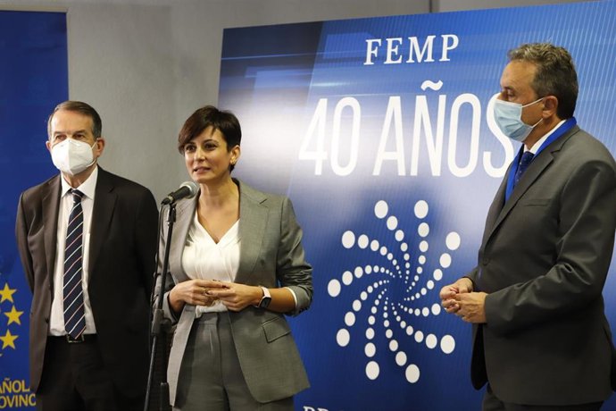 La ministra de Política Territorial, Isabel Rodríguez, en declaraciones a los medios de comunicación antes de inaugurar la Jornada '40 Años de la FEMP, Proximidad y Poder Local' en Torremolinos (Málaga)