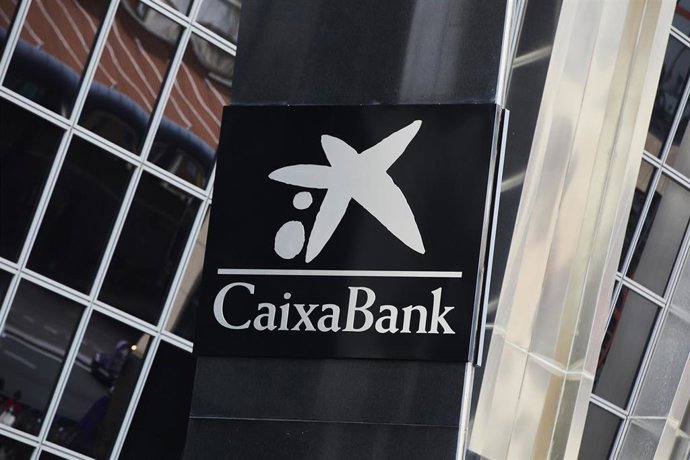 Archivo - CaixaBank y la SD Huesca alcanzan un nuevo acuerdo de patrocinio hasta el 2022.