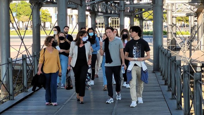 La delegada de de Educación y Deporte de Huelva, Estela Villalba, en su bienvenida a los auxiliares de conversación.