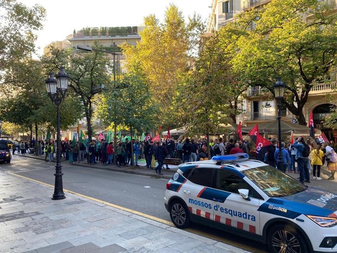 Manifestación durante la huelga de interinos, entre Rambla de Catalunya y Diagonal, delante de la Diputación de Barcelona