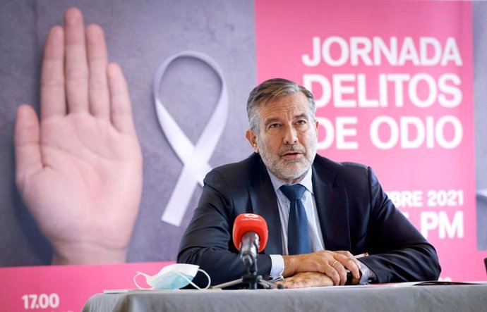 El consejero de Justicia e Interior de la Comunidad de Madrid, Enrique López, en la sesión inaugural de las II Jornadas sobre delitos de odio organizadas por Transexualia