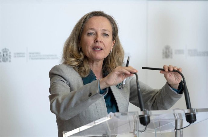 La vicepresidenta primera y ministra de Asuntos Económicos y Transformación Digital, Nadia Calviño, comparece en rueda de prensa, después de la clausura del seminario 'Monitoring the recovery: beyond GDP', en el Ministerio de Asuntos Económicos y Transf