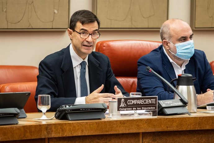 El secretario de Estado para la Unión Europea, Juan González-Barba Pera (i), y el diputado socialista y presidente de la Comisión de Exteriores, Pau Marí-Klose, en una Comisión de Asuntos Exteriores en el Congreso de los Diputados, a 28 de octubre de 20