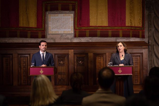 El ministro de Consumo, Albert Garzón, en una rueda de prensa en el Ayuntamiento de Barcelona junto a la alcaldesa de la ciudad, Ada Colau.