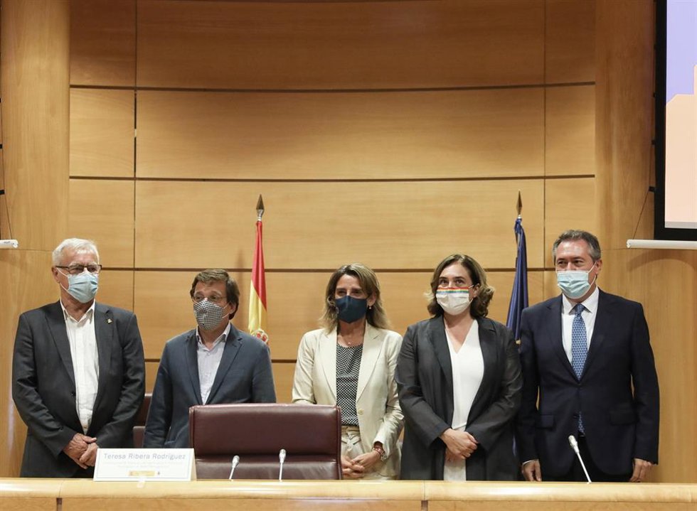 Archivo - (I-D) El alcalde de Valencia, Joan Ribó; el alcalde de Madrid, José Luis Martínez-Almeida; la vicepresidenta tercera y ministra para la Transición Ecológica y el Reto Demográfico, Teresa Ribera; la alcaldesa de Barcelona, Ada Colau, y el alcal