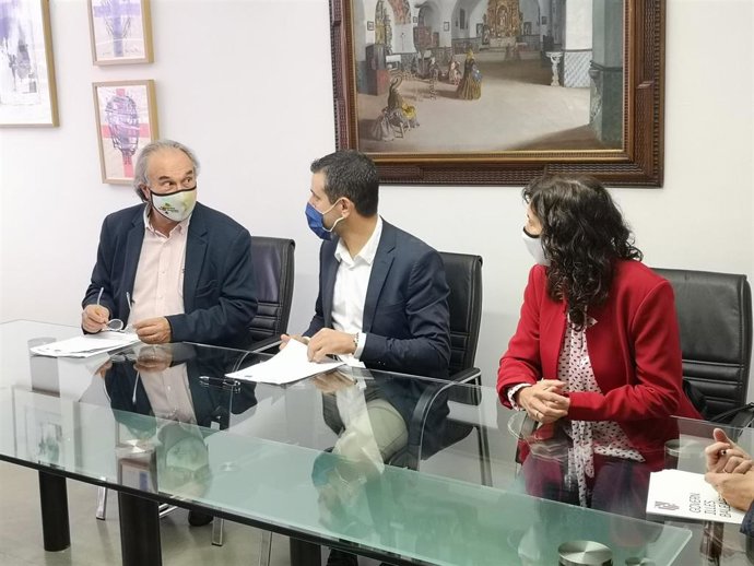 El conseller de Educación y Formación Profesional, Martí March, y el alcalde de Sant Antoni, Marcos Serra, en la firma de un convenio de colaboración.