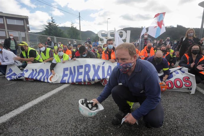 El presidente del Comité de Empresa de Alcoa, José Antonio Zan, durante una manifestación por el futuro industrial de A Mariña, a 17 de octubre de 2021, en Viveiro, Lugo (Galicia). Viveiro acoge este domingo una manifestación convocada por los sindicato