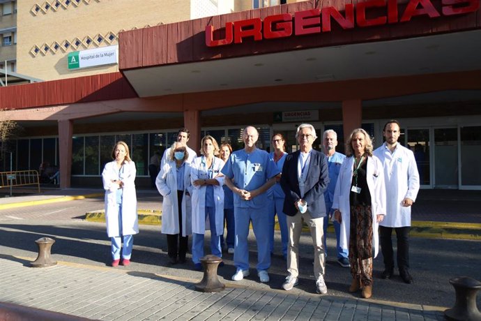 Equipo premiado del Hospital Virgen del Rocío, con Guillermo Antiñolo