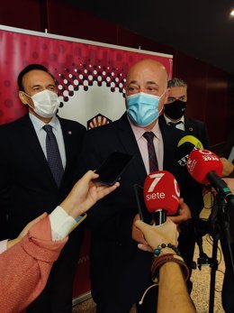 Antonio Ruiz atiende a los periodistas.