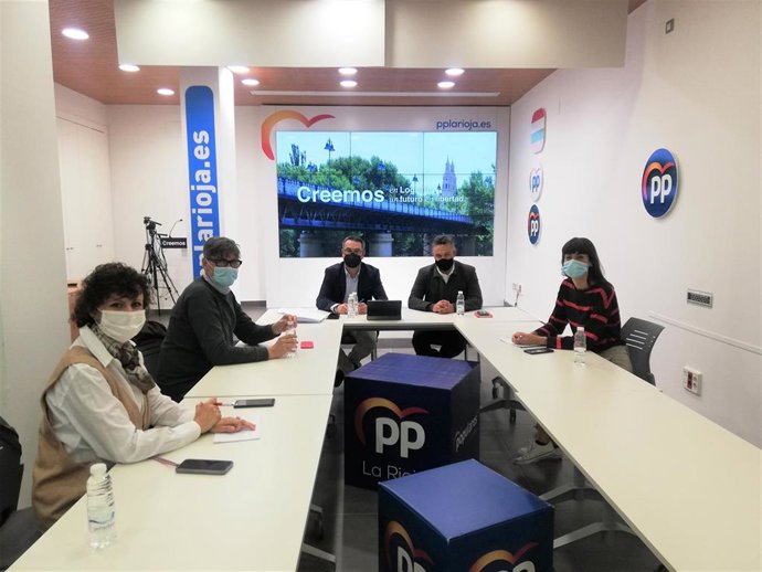 El diputado del PP en el Congreso por La Rioja, Javier Merino, y el portavoz del Grupo Municipal Popular en el Ayuntamiento de Logroño, Conrado Escobar, junto con otros concejales, han mantenido hoy una sesión de trabajo sobre los Presupuestos Generales