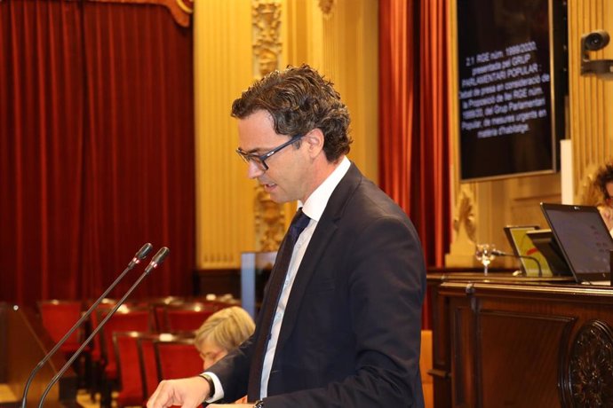 Archivo - El portavoz parlamentario del PP, Toni Costa, en una intervención en la Cámara autonómica.