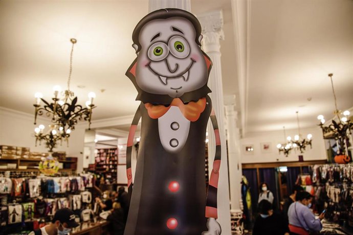 Decoración de Halloween en una tienda (archivo)