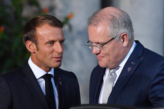 Archivo - 25 August 2019, France, Biarritz: French President Emmanuel Macron (L) and Australian Prime Minister Scott Morrison join other World Leaders for the family photo at the G7 Summit. Photo: Mick Tsikas/AAP/dpa