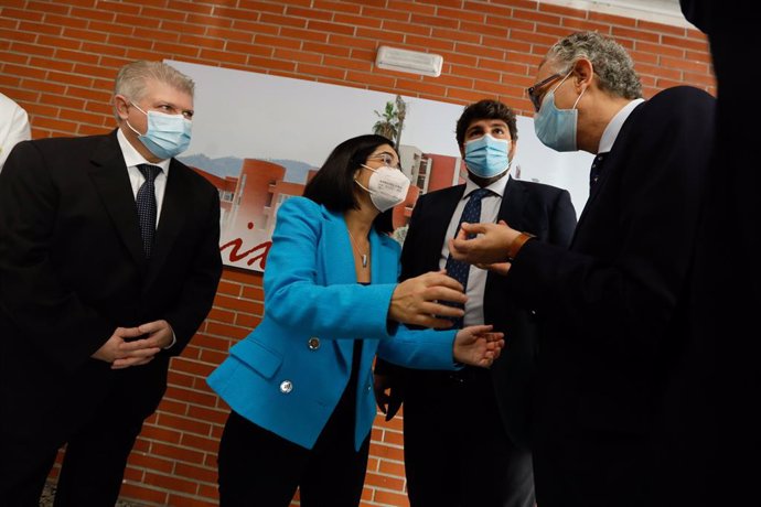 La Ministra de Sanitat, Carolina Darias, el delegat del Govern José Vélez i el president de la regió Fernando López Miras, han ats als mitjans de comunicació després de visitar L'Hospital Verge De l'Arrixaca De Múrcia.