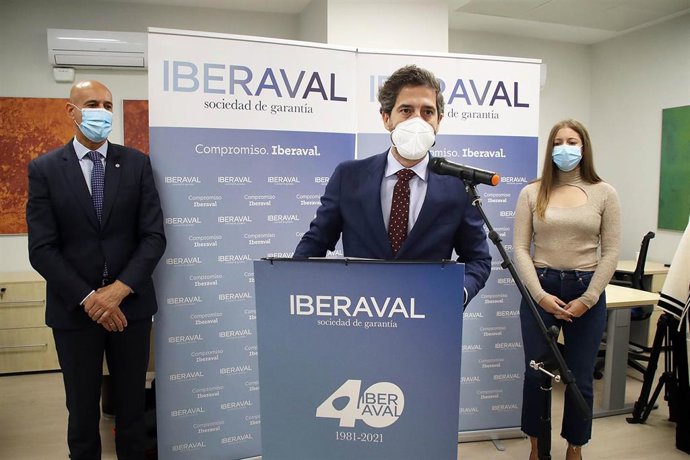 El presidente de Iberaval, César Pontvianne, junto al alcalde de León, José Antonio Diez, y la delegada de la Junta de Castilla y León en León, Ester Muñoz.