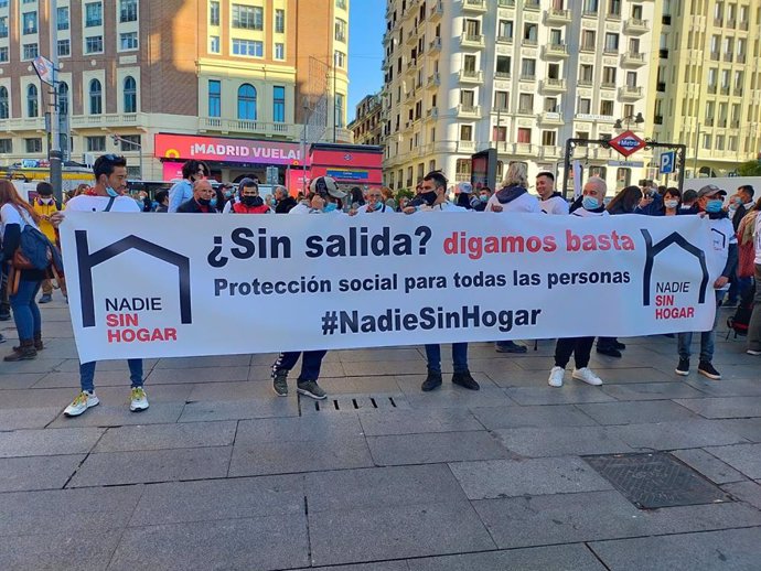 Marcha de personas sin hogar por el centro de Madrid.