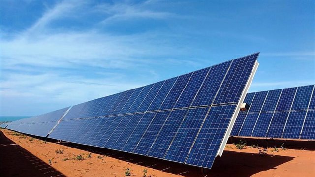 Archivo - Placas solares de Powertis