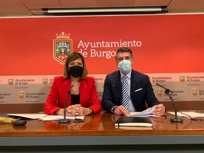 Los portavoces del equipo de Gobierno local del Ayuntamiento de Burgos Nuria Barrio y Vicente Marañón