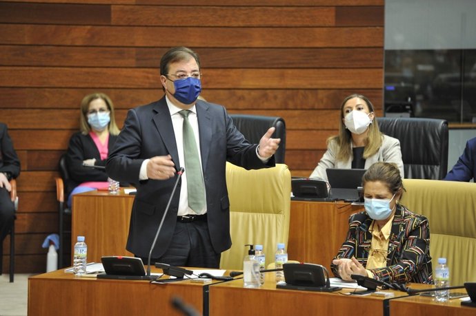 El presidente de la Junta de Extremadura, Guillermo Fernández Vara, en el pleno de la Asamblea, junto a la vicepresidenta primera, Pilar Blanco-Morales
