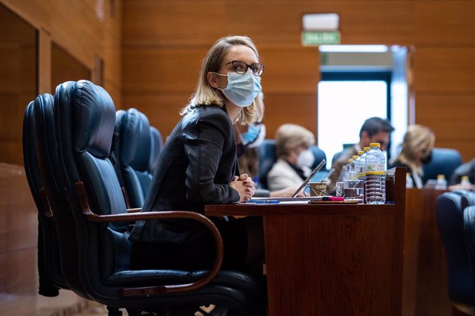 La portavoz de Unidas Podemos, Carolina Alonso, en una sesión de control al Gobierno de la Comunidad de Madrid, en la Asamblea de Madrid, a 14 de octubre de 2021, en Madrid, (España). Durante este pleno se debaten los planes que tiene la Comunidad de Ma