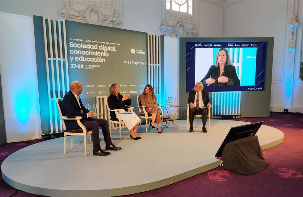 Mesa redonda en las jornadas del Futuro en Español con la directora de tecnología de UNIR, Margarita Villegas, el CEO de Telefónica I+D, David del Val y la directora de Comunicación de RAE, Olivia Piquero