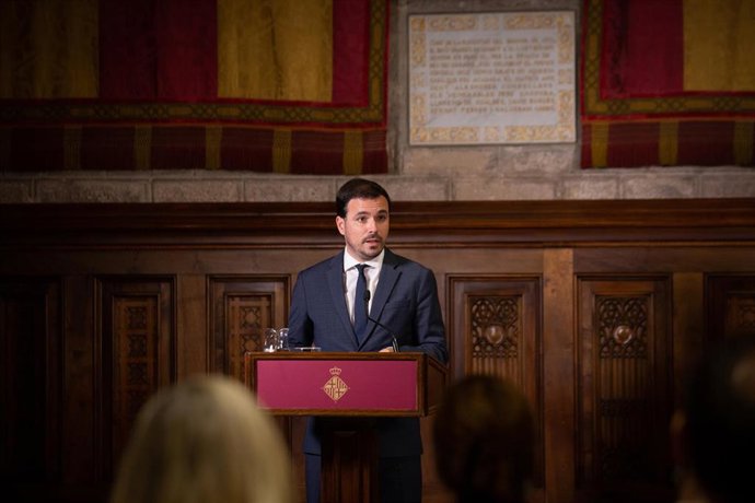 El ministro de Consumo, Alberto Garzón, en una rueda de prensa posterior a una reunión con la alcaldesa de Barcelona, en el Ayuntamiento de la ciudad, a 28 de octubre de 2021, en Barcelona, Catalunya (España). El ministro ha anunciado que un real decret