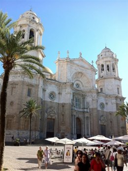 Archivo - Terrazas de bares en la plaza de la Catedral de Cádiz