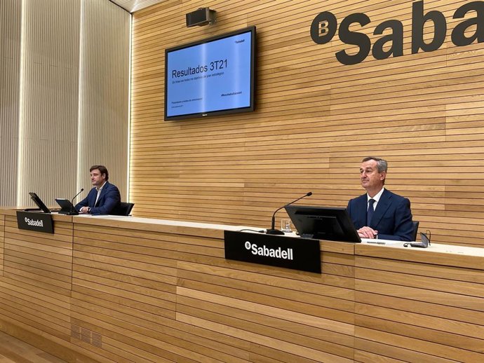 El ceo de Banco Sabadell, César González-Bueno, y el director financiero de la entidad, Leopoldo Alvear, en rueda de prensa.