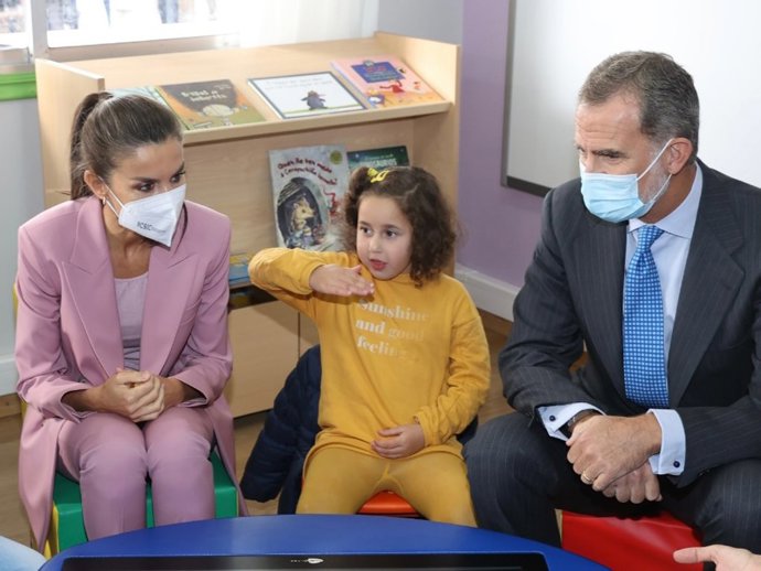 Los Reyes han visitado la escuela rural "Mestra Clara Torres", galardonada con el Premio Escuela del Año 2020 de la Fundación Princesa de Girona