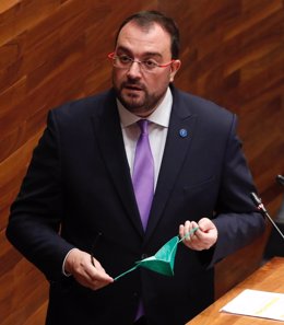 El presidente del Principado de Asturias, Adrián Barbón, durante la segunda sesión del Debate de Orientación Política General correspondiente al año legislativo 2021-2022.