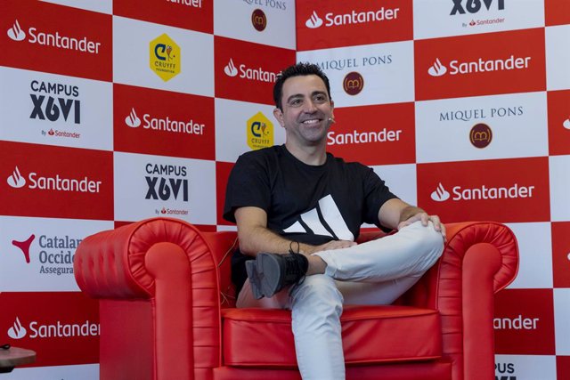 Archivo - Arxiu - L'entrenador Xavi Hernández