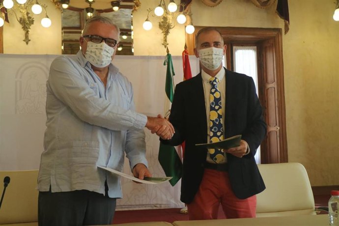 Emilio Ortiz y Antonio Jiménez, tras la firma del acuerdo