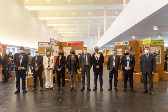 La consejera Ana Ollo y Slawomir Tokarski, en el centro, junto a participantes en el evento