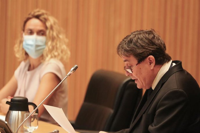 Archivo - La presidenta del Congreso de los Diputados, Meritxell Batet (i), y el director del Instituto Cervantes, Luis García Montero (d), en el acto conmemorativo del 30 Aniversario del Instituto Cervantes, en la sala Ernest Lluch del Congreso de los 