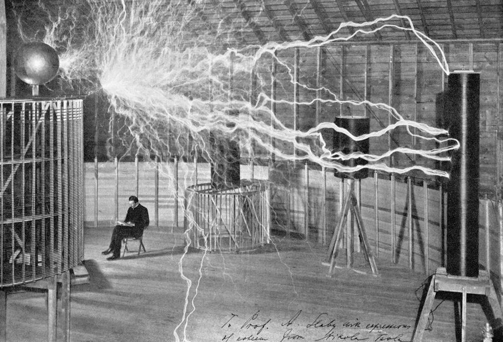 El científico e ingeniero Nikola Tesla en un laboratorio de Palm Springs (Estados Unidos)