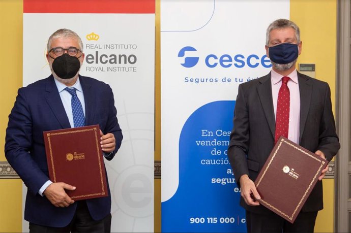 José Juan Ruiz, del REI y el presidente de Cesce, Fernando Salazar, en la firma del acuerdo