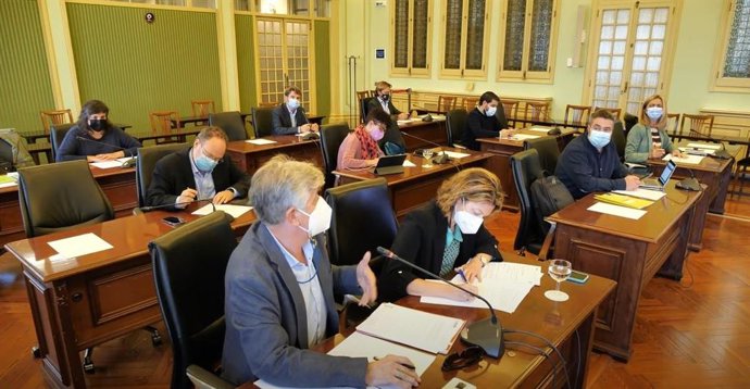 Comisión de Turismo y Trabajo del Parlament.