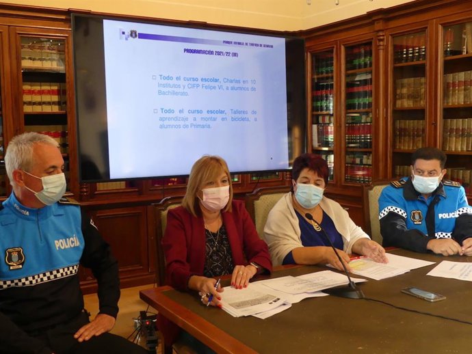 El coordinador del Parque, el inspector Vicente Sanz; la concejala de Seguridad, Raquel de Frutos; la alcaldesa de Segovia, Clara Luquero; y el intendente-jefe de la Policía Local, Julio Rodríguez.