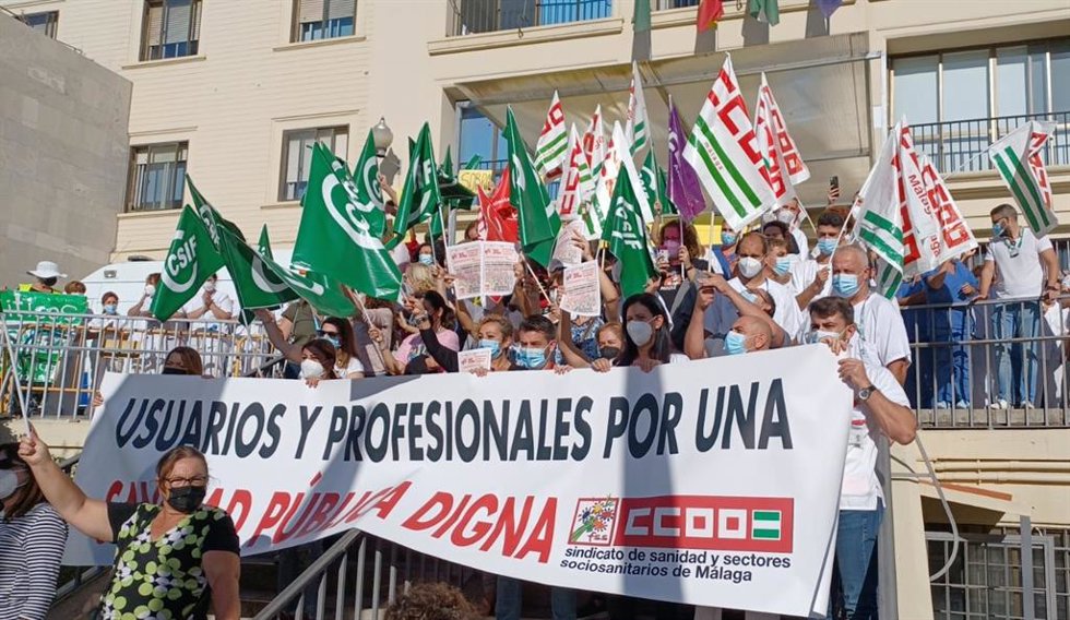 CCOO, CSIF y UGT piden a la Junta que "no persista en el error" de despedir a 8.000 profesionales en el SAS