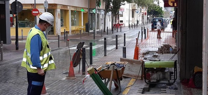 Actuaciones de sustitución de conductores en la línea subterránea de la red de media tensión en Ibiza.