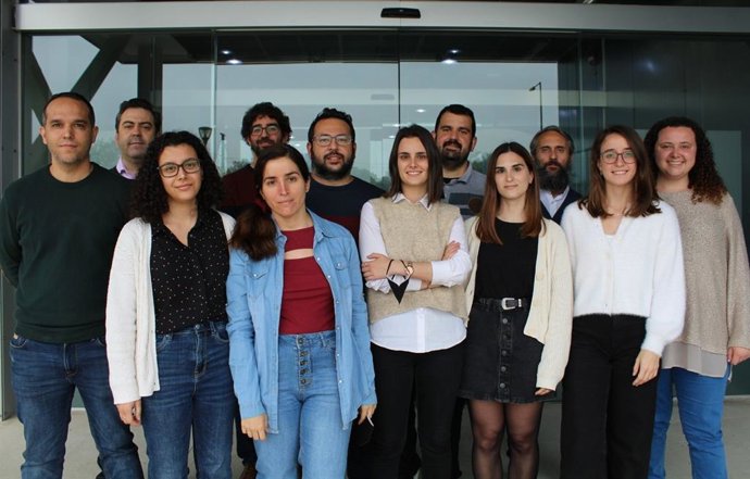 El equipo del investigador Diego Romero a las puertas del nuevo edificio del IHSM La Mayora UMA-CSIC
