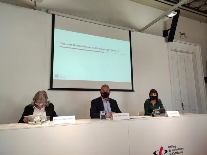 De izquierda a derecha,  la responsable de salud laboral de MC, Rosa Maria Alcolea, el secretario general MC, Xavier Lleonart, y la interventora de la Agrupación de Psicólogos de MC, Anna Robert.