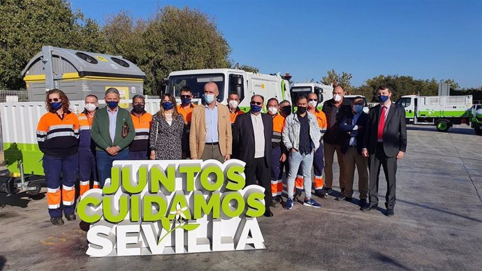 La empresa pública de limpieza de Sevilla, Lipasam, refuerza la plantilla tras la recuperación de la actividad en la calle y los grandes eventos.