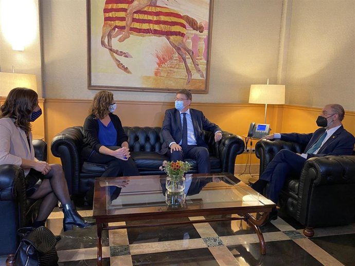 Los presidentes de los Gobiernos de Aragón, Comunidad Valenciana, Baleares y la consejera de Presidencia de la Generalitat de Cataluña han asistido a la Cumbre Empresarial