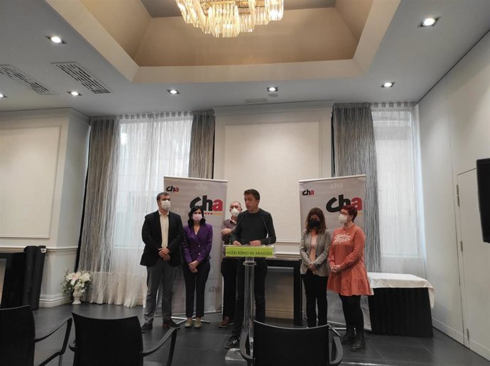 El diputado de Más País Íñigo Errejón se reúne en Zaragoza con representantes de CHA y Compromís.