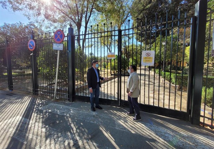 Visita del portavoz de Cs en el Ayuntamiento de Sevilla, Álvaro Pimentel, a los Jardines de Murillo.