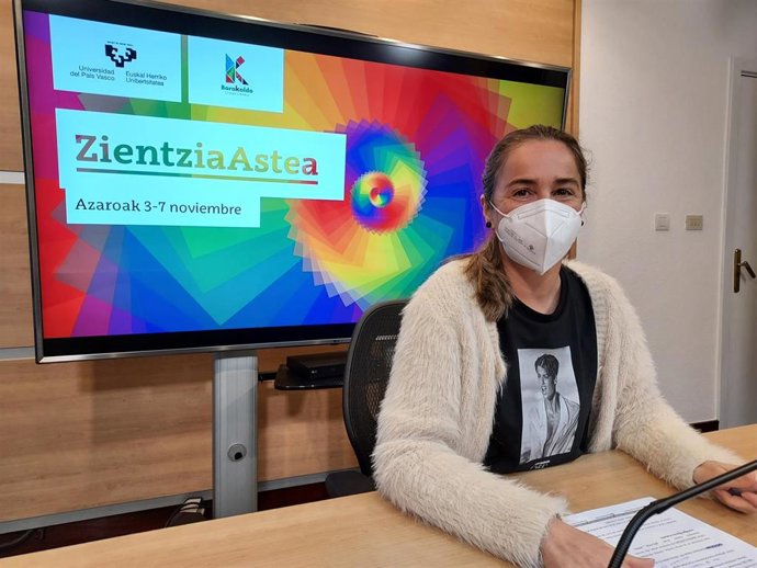 La concejal Nerea Cantero presenta la Semana de la Ciencia en Barakaldo.